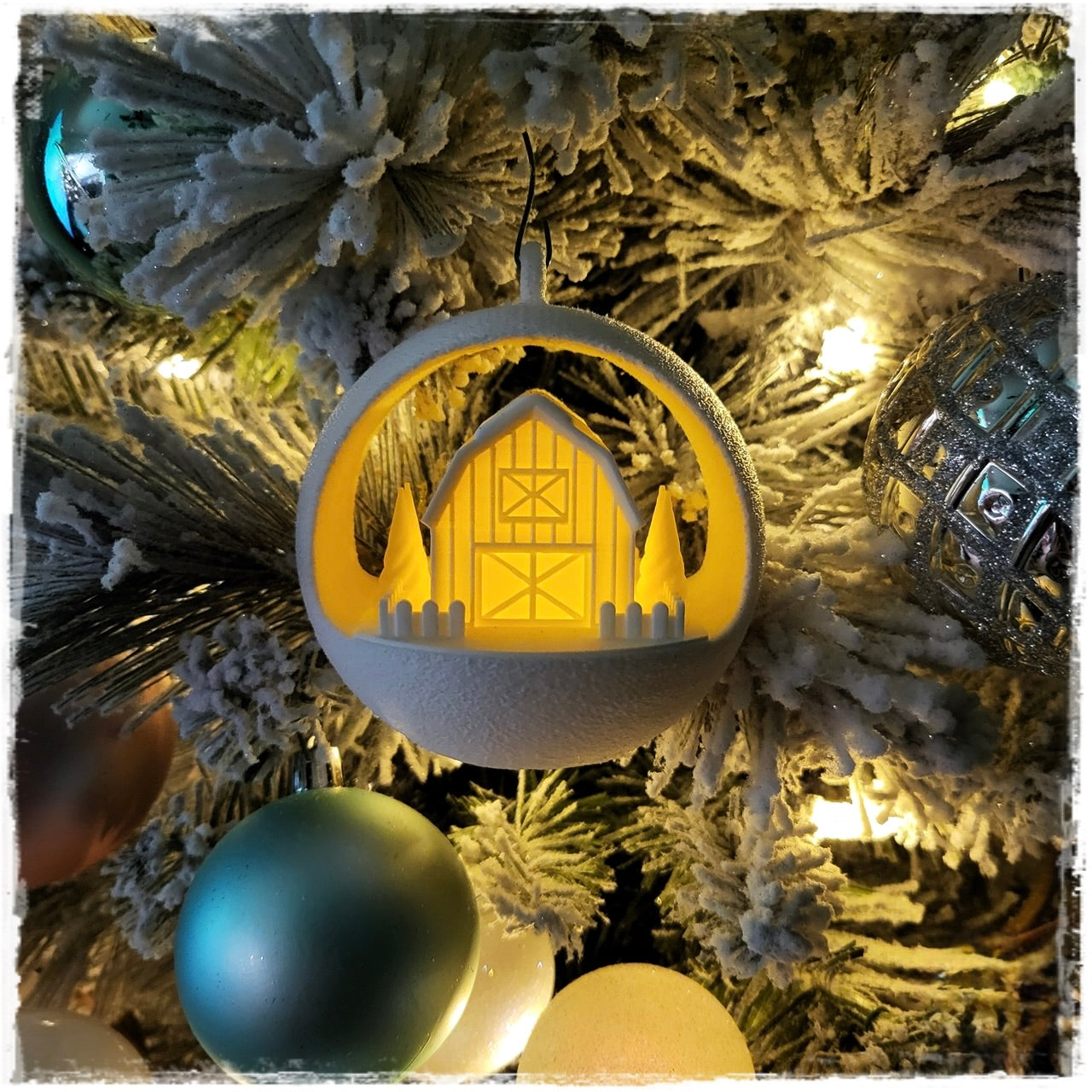 Christbaumschmuck "Leuchtende Scheune" – Deine magische Weihnachtsbaumkugel! 🏚️✨