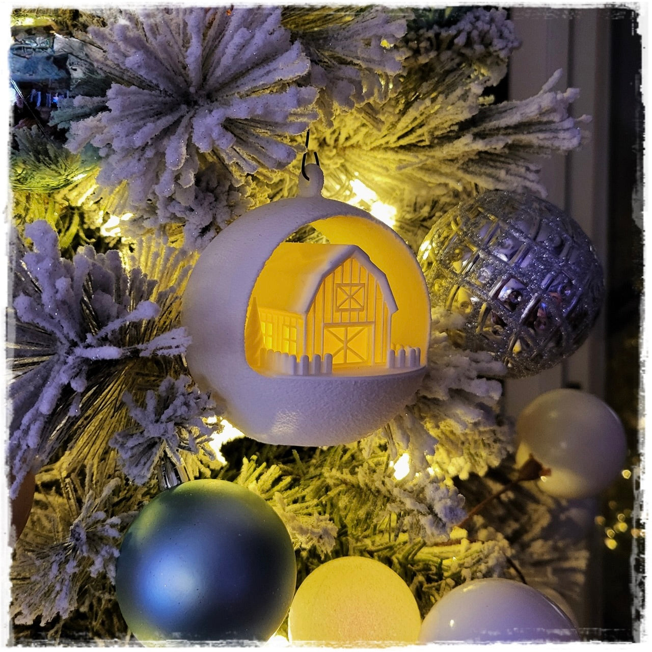 Christbaumschmuck "Leuchtende Scheune" – Deine magische Weihnachtsbaumkugel! 🏚️✨