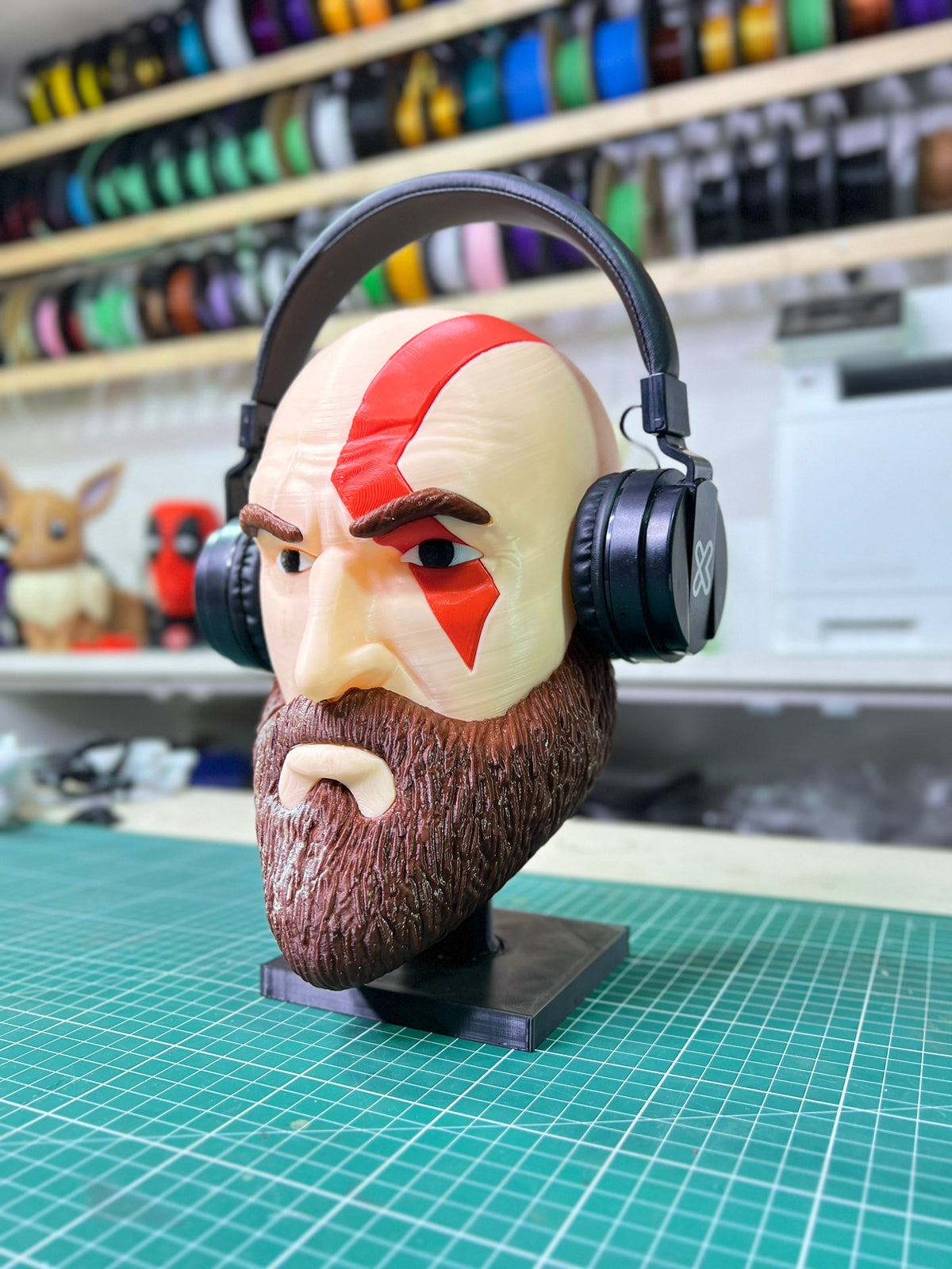 Kratos Kopfhörer-Halterung – Stylischer Headset-Ständer für Gamer & God of War Fans
