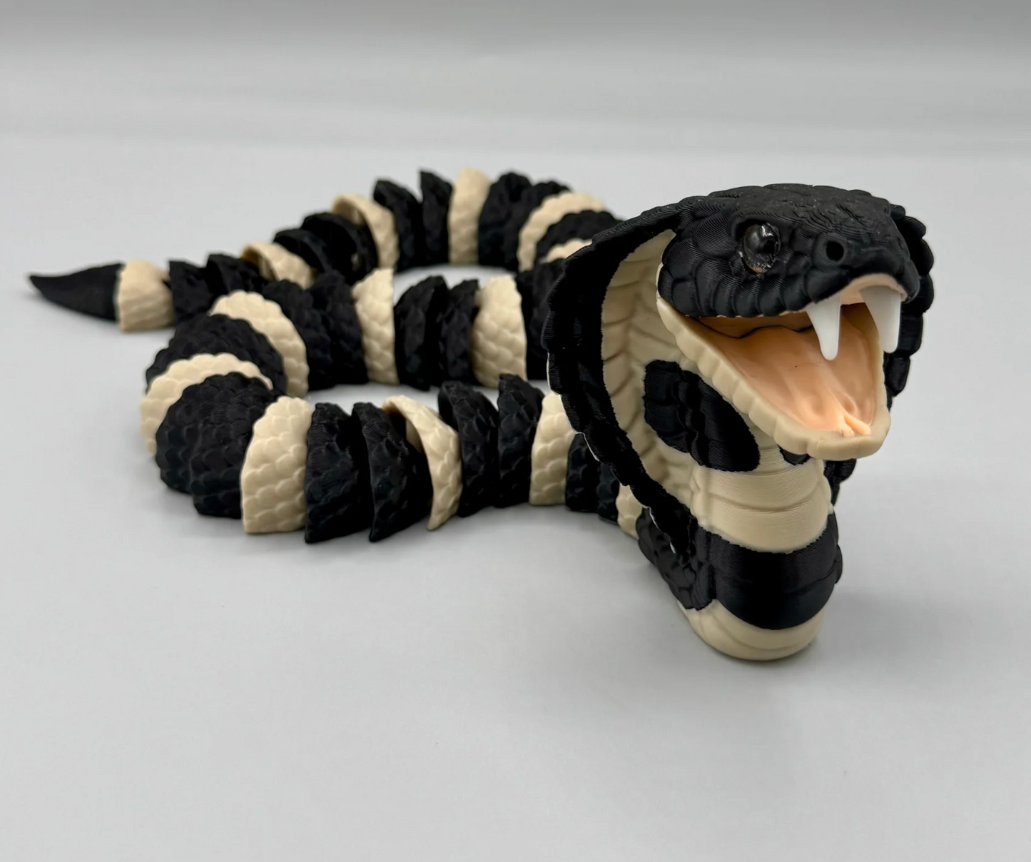 Königskobra (King Cobra) – Die majestätische Schlange für deine Sammlung!