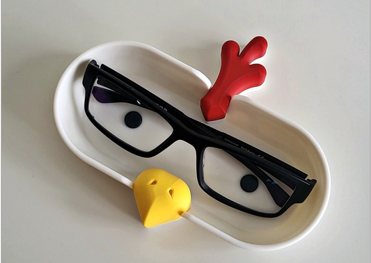 Chicken-shaped glasses holder – A fun chicken-themed aid for your glasses