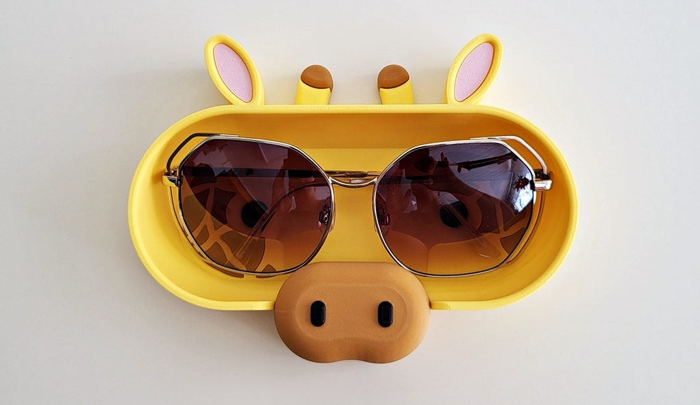 Eyeglass holder in giraffe design – elegance with a long neck