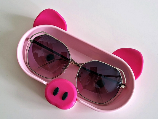 Eyeglass holder in a pig design – a lucky charm with charm